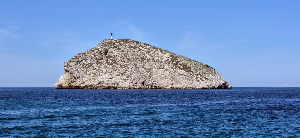 Formation rocheuse évoquant une tête émergeant de la mer Méditerranée et regardant vers le ciel, photographiée à Marseille par Brigitte Gagnepain.